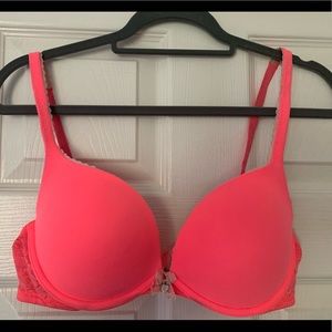 Victoria’s Secret Body by Victoria Push-up. Hot Pink. 36C